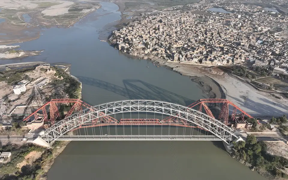 The Indus at Sukkur and Rohri with the Lansdowne and Ayub bridges