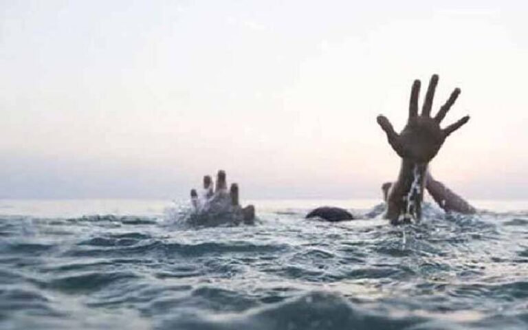 2 Beton Ko Bachate Hue Baap Bhi Darya-e-Sindh Mein Doob Kar Jaan-bahaq