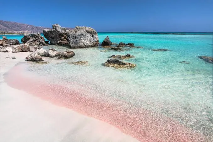 Elafonissi Beach ki pink sand aur turquoise pani. Source: Expedia