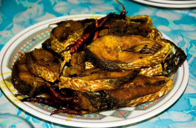 Palla machhi recipe, crispy masala fried Palla (hilsa) steaks served on a plate