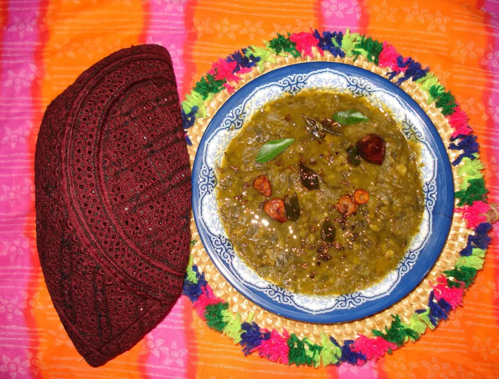 A bowl of Sindhi sai bhaji, mashed spinach, dill and chana daal curry